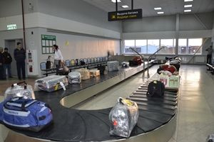 Омский аэропорт зал ожидания. Аэропорт омск зона вылета. Билетная касса в аэропорту. Аэропорт омск касса. Автобусная касса.