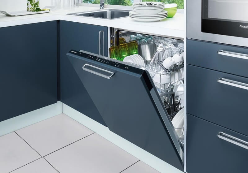 Встроенная посудомойка в кухне. Встроенная посудомоечная машина «Wirlpool ADG 175». Встраиваемая посудомоечная машина Electrolux edm43210l. Узкая встраимовая посудомойка Bosch.