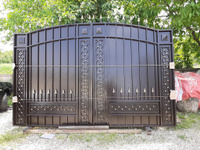 Ворота металлические распашные с коваными пиками