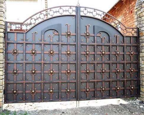Ворота металлические распашные, размер 3,5*2,5 м № В 142 (Темный Рыцарь)