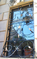 Металлическая решетка на окно с коваными узорами № Р 35