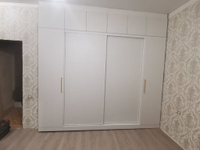 Белый встроенный шкаф в спальню с комбинированными дверями и антресолями